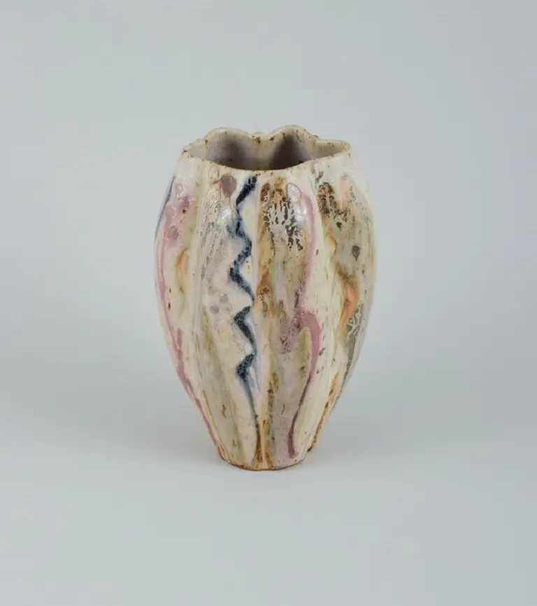 Asiatische Keramikvase, handgemalt mit traditionellem Blumenmuster