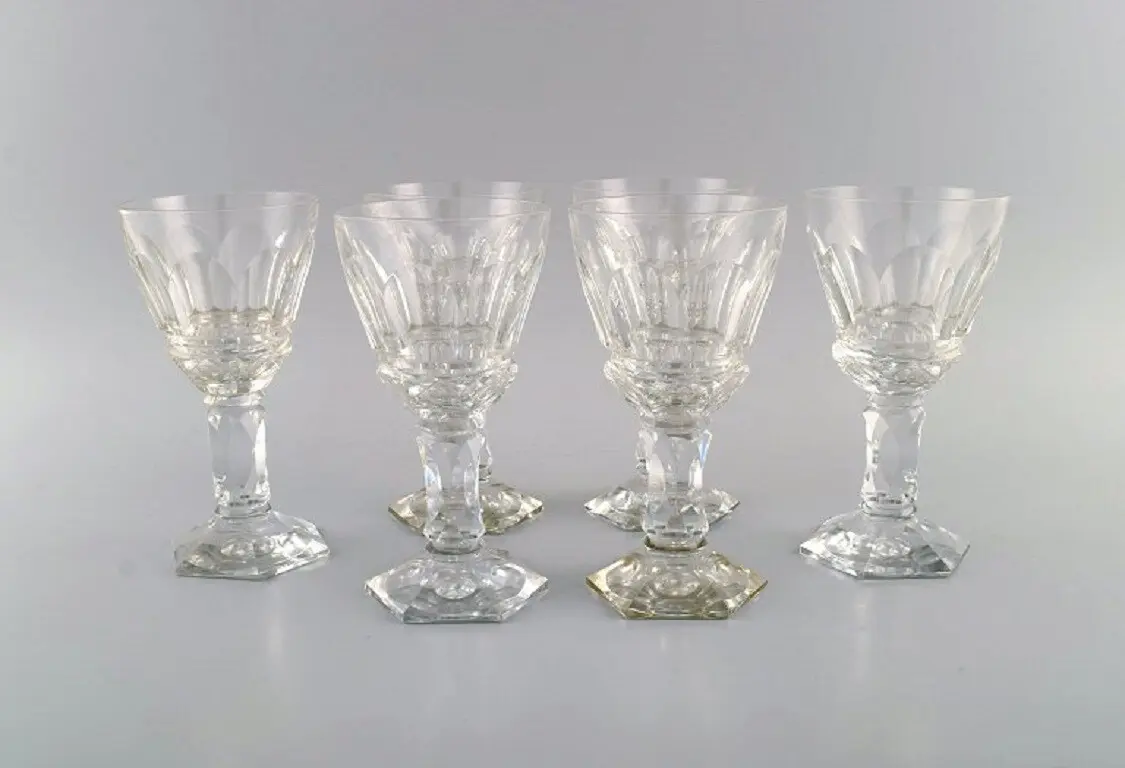 Baccarat, Frankreich. Sechs Art Deco Rotweingläser aus klarem Kristallglas