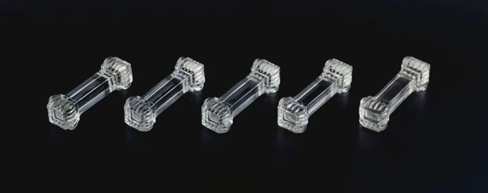 Baccarat, Frankreich. Set bestehend aus fünf Art Deco Messerbänken aus Kristallglas