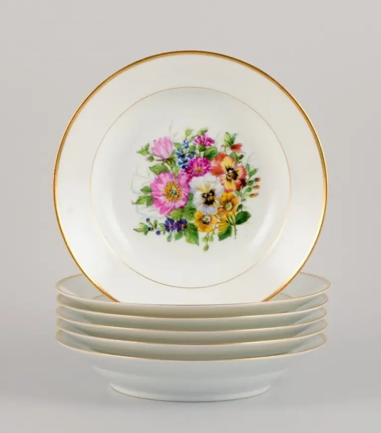 Bing & Grøndahl, sechs tiefen Porzellanteller mit floralem Design und Goldverzierung