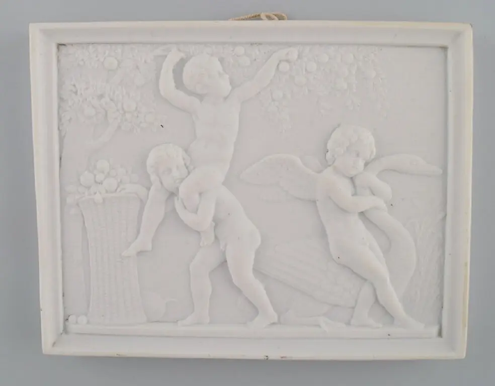 Bing und Grøndahl nach Thorvaldsen. Antike Wandtafel mit Keks-Motiv und Putten