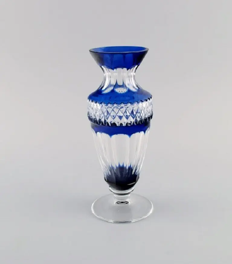 Böhmische Glasvase in klarem und blauem Kunstglas. Klassisches Design. Mitte