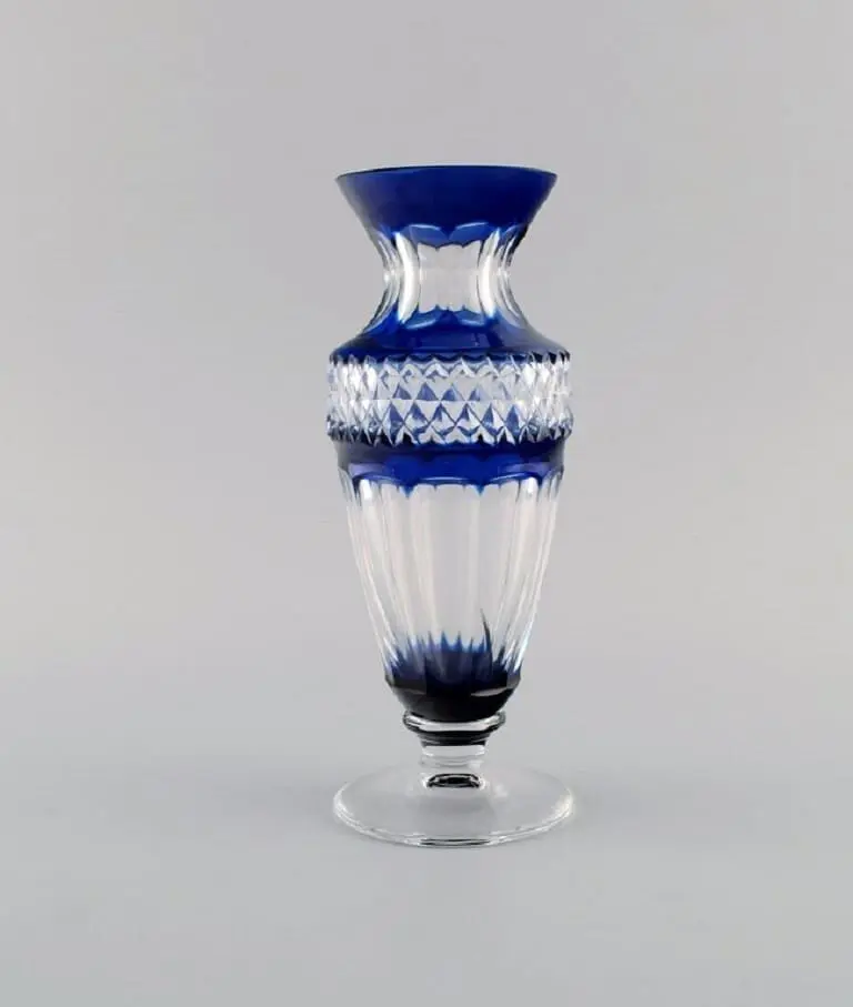 Böhmische Glasvase in klarem und blauem Kunstglas. Klassisches Design. Mitte