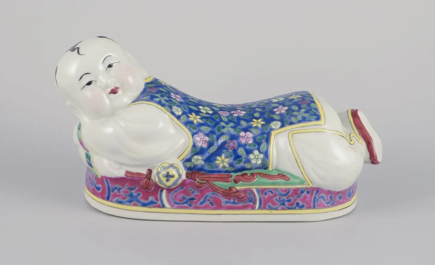 Chinesische Porzellanskulptur: Kissen mit polychromer Handbemalung und Glasur