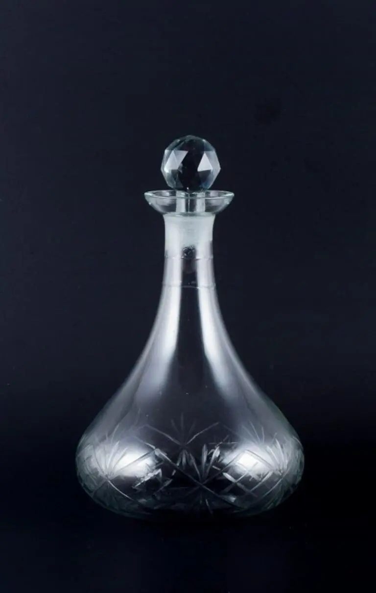 Dänische Glasarbeit: Klarglas-Weinkaraffe mit facettiertem Stopfen