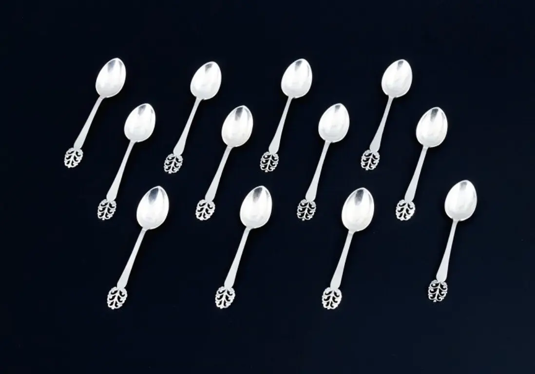 Dänische Silberschmiedekunst: Zwölf Kaffeelöffel aus 830er Silber