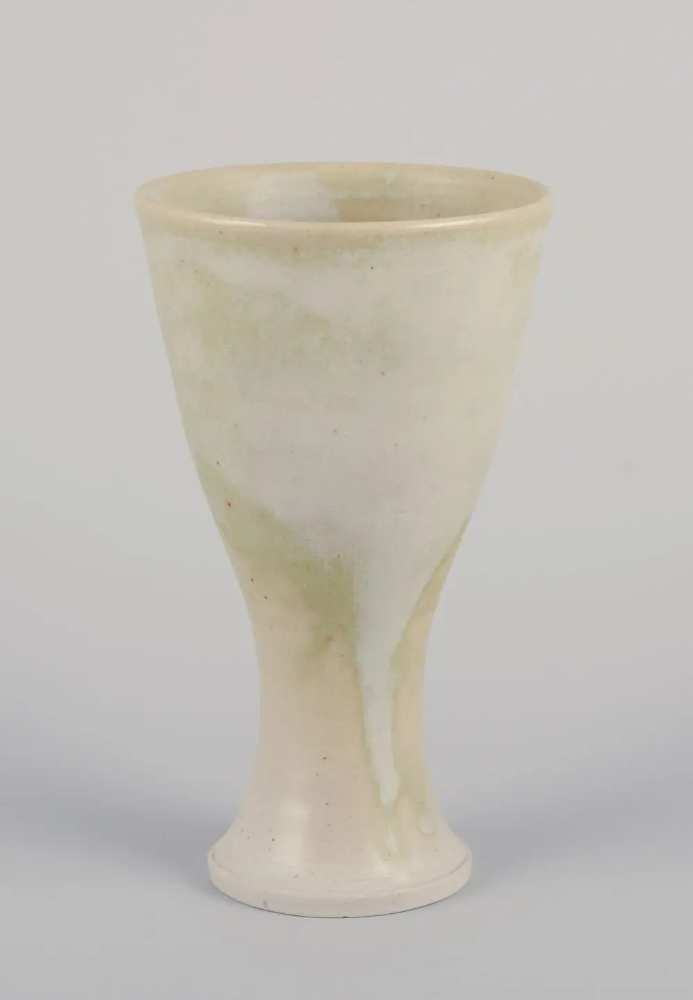 Einzigartige Keramiktasse vom schwedischen Keramiker. Helle Lasurfarben