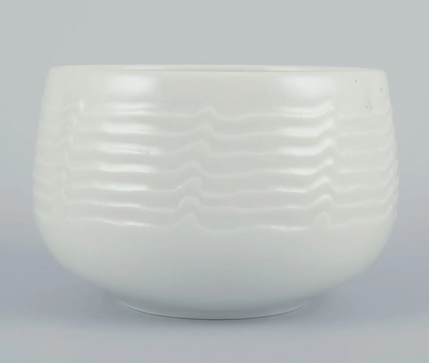 „Einzigartige weiße Steinzeugschale von Erik Stæhr-Nielsen für Royal Copenhagen.“