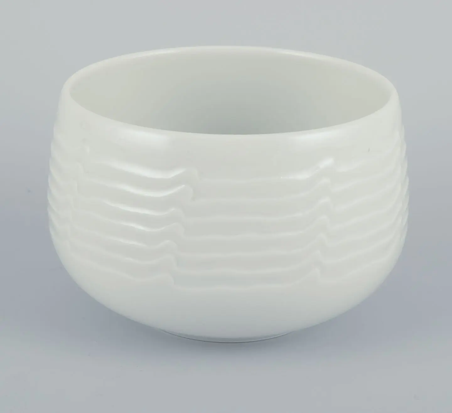 „Einzigartige weiße Steinzeugschale von Erik Stæhr-Nielsen für Royal Copenhagen.“