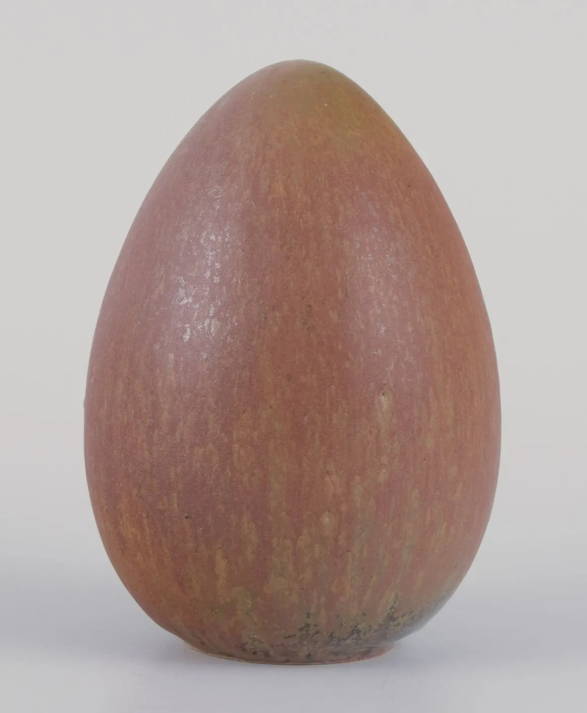 Europäische Keramikkünstlerin. Skulptur in Eiform aus Keramik