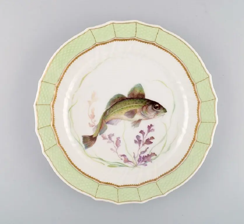 Fischteller von Royal Copenhagen mit grünem Rand, goldenen Verzierungen und Fischdesign
