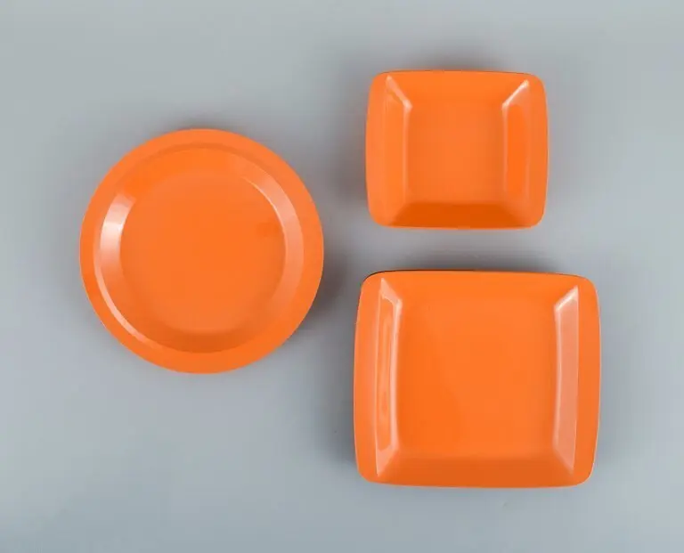 Fiskars aus Finnland: 'Fiskamin' Set mit fünf Teilen in Orange (4) und Braun (1) aus Melamin