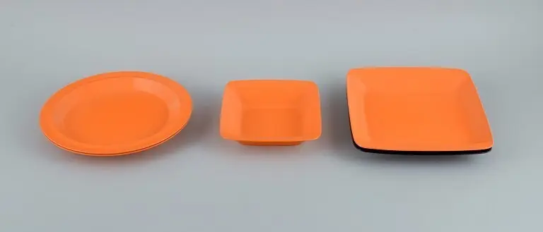 Fiskars aus Finnland: 'Fiskamin' Set mit fünf Teilen in Orange (4) und Braun (1) aus Melamin