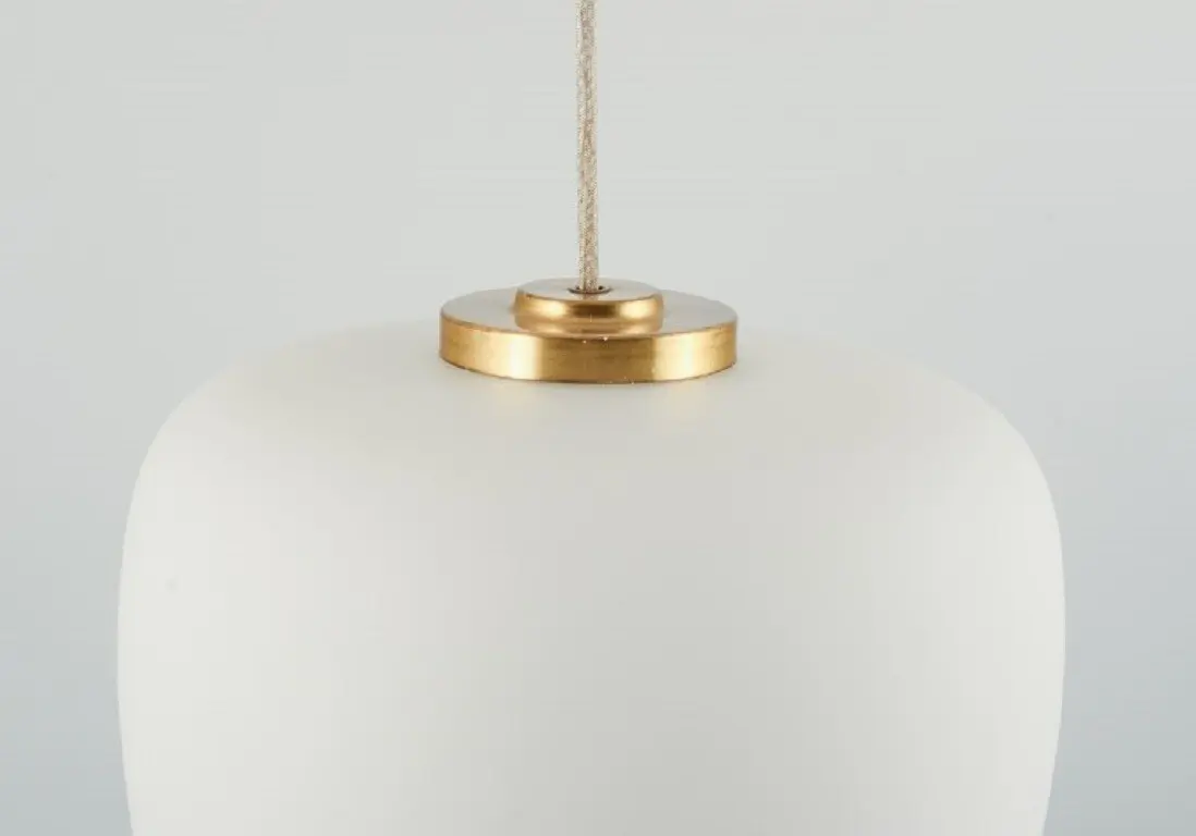 Fog & Mørup Anhänger aus satiniertem Opalglas mit Messingrahmen. Zentrum