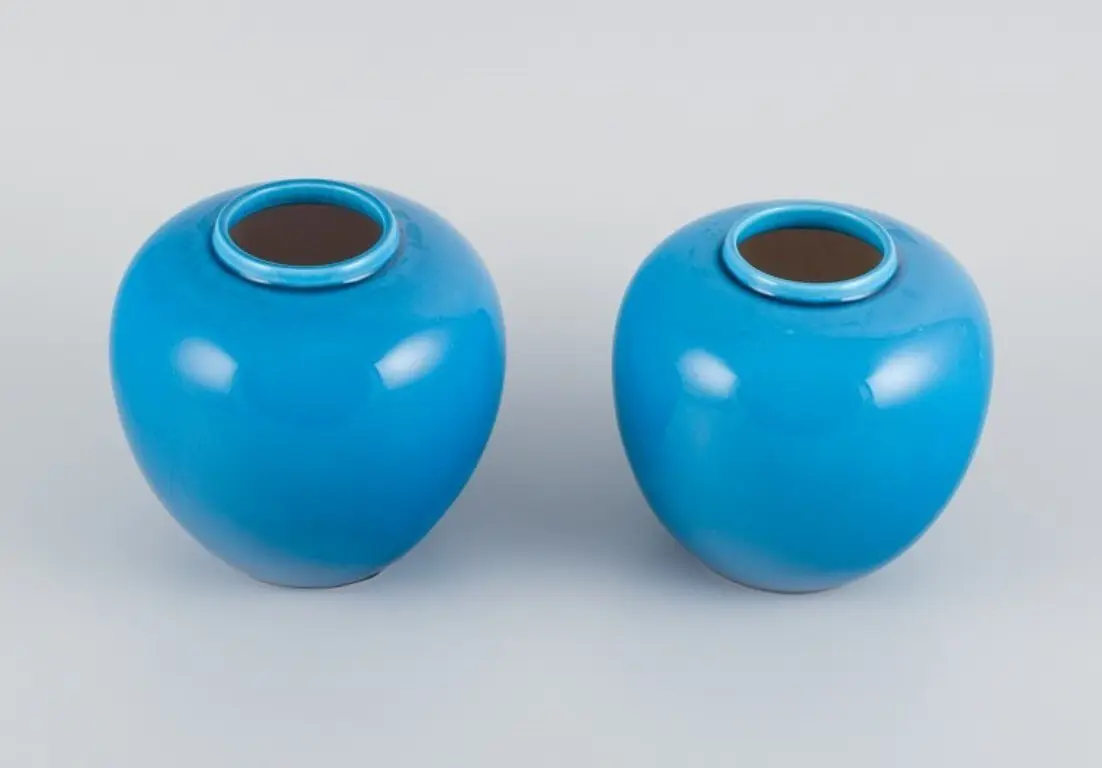 Französische Keramiker: Paar türkiser Keramikvasen