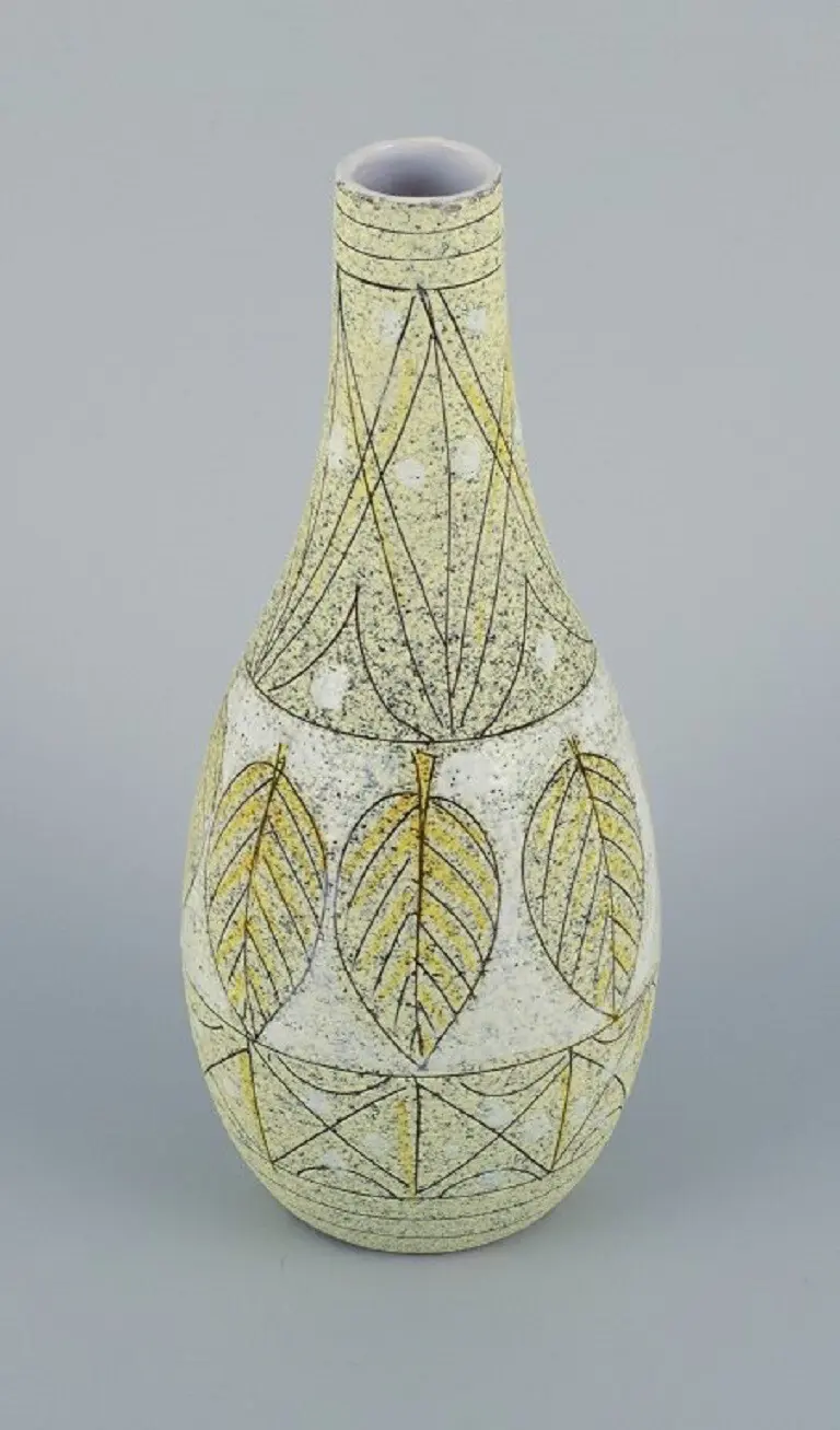 Fratelli Fanciullacci, Italien. Exklusive Keramikvase mit Blattdekoration