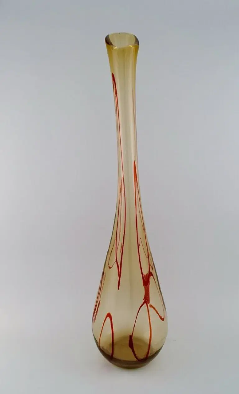 „Große Bodenvase aus rauchigem und rotem, mundgeblasenem Murano-Kunstglas.“