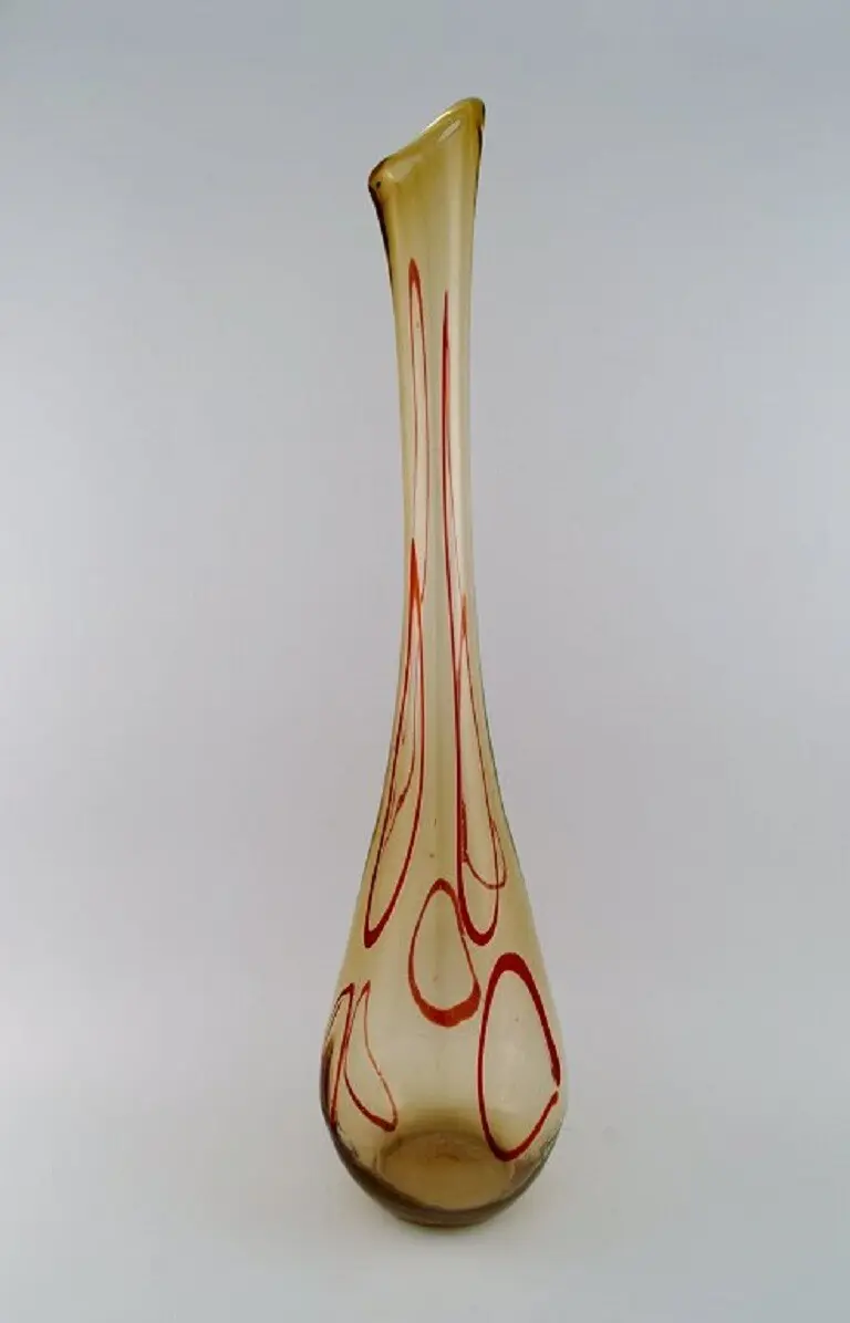 „Große Bodenvase aus rauchigem und rotem, mundgeblasenem Murano-Kunstglas.“