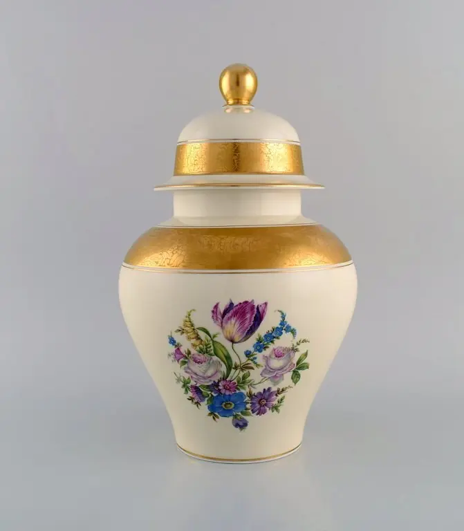 Große Rosenthal Vase mit Deckel aus cremefarbenem Porzellan und handgemalten Blumenmotiven