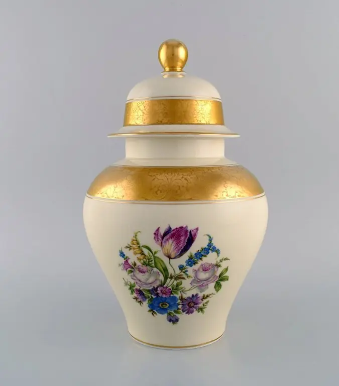 Große Rosenthal Vase mit Deckel aus cremefarbenem Porzellan und handgemalten Blumenmotiven