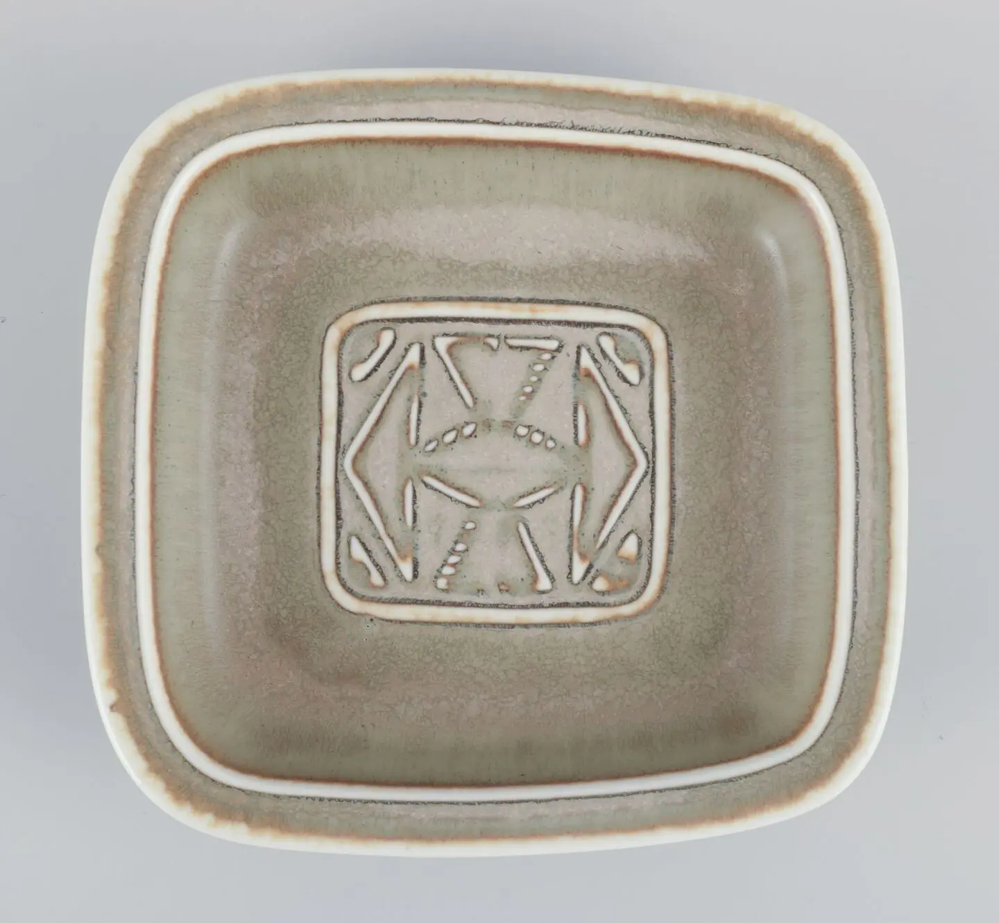 Gunnar Nylund für Rörstrand. Quadratische Keramikschale mit Lasur in