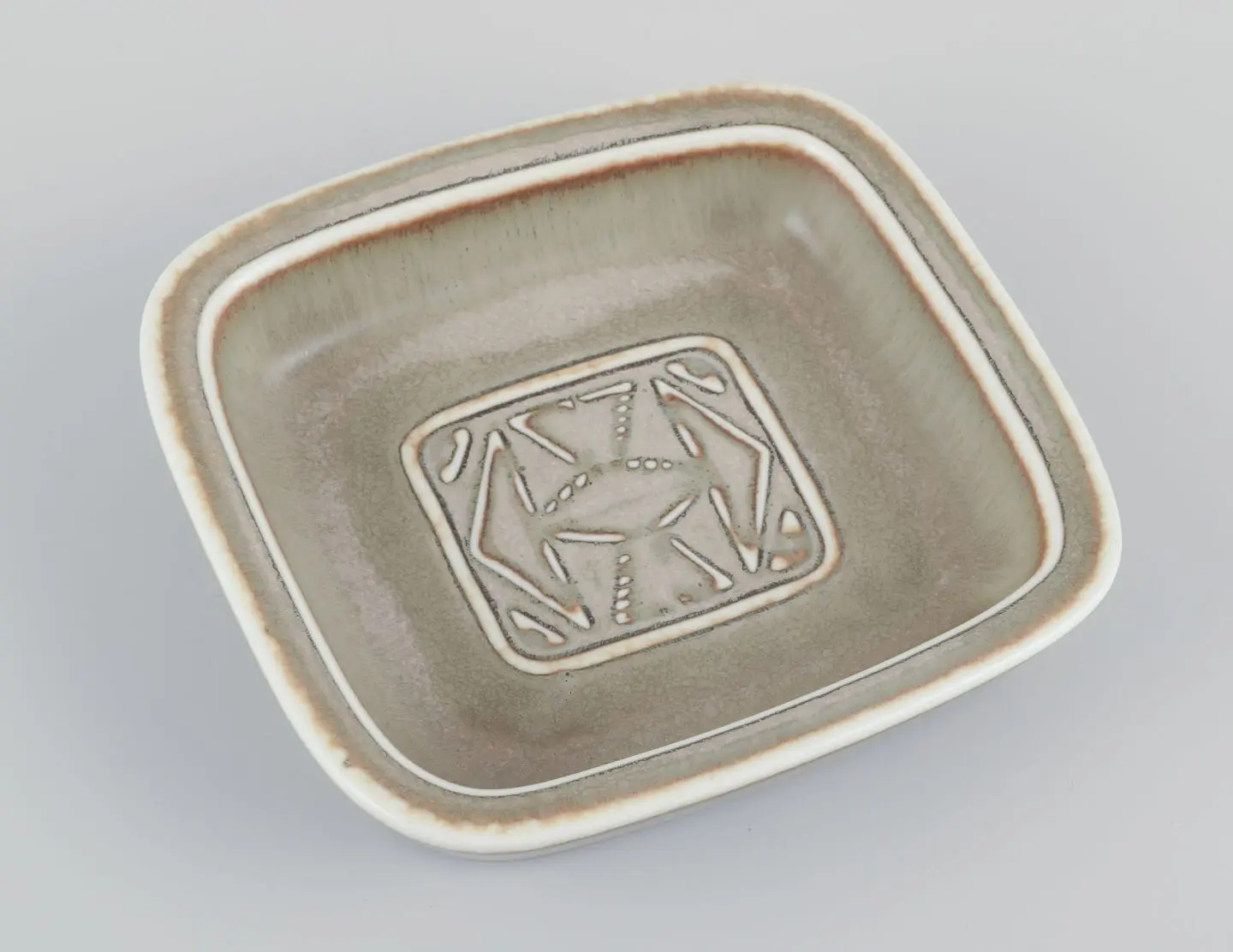 Gunnar Nylund für Rörstrand. Quadratische Keramikschale mit Lasur in