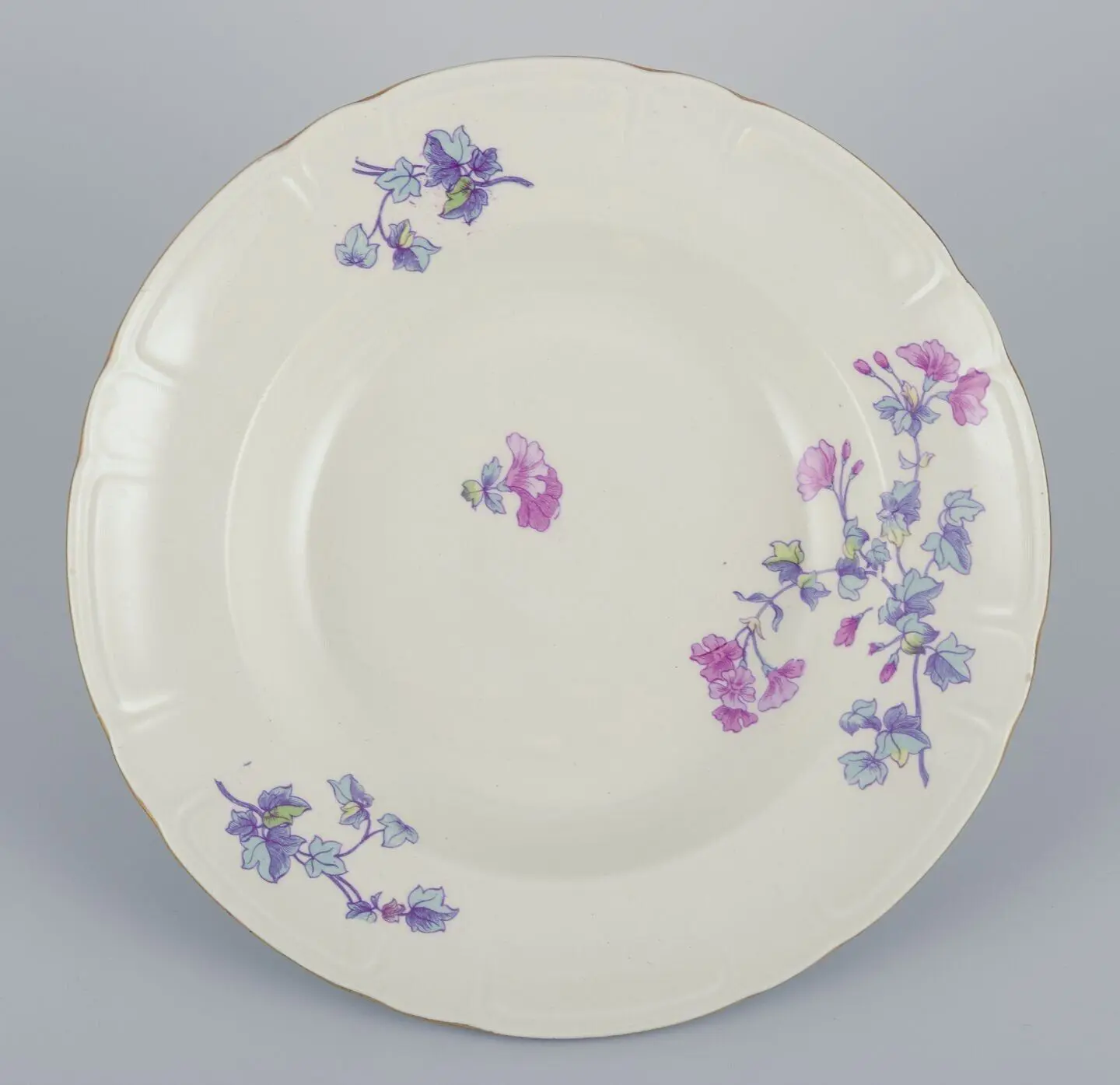 Gustavsberg, Schweden. Sechsteiliges Set tiefer Steingutteller 'Geranium'