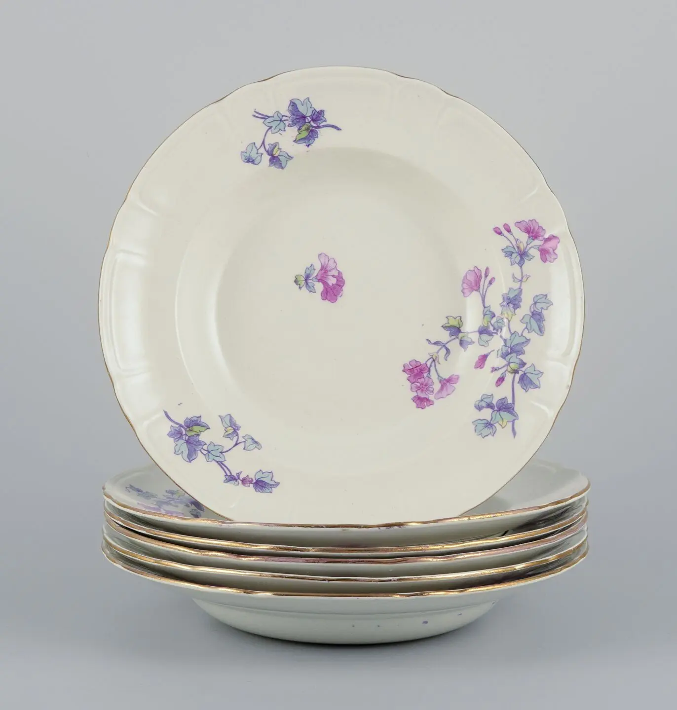 Gustavsberg, Schweden. Sechsteiliges Set tiefer Steingutteller 'Geranium'