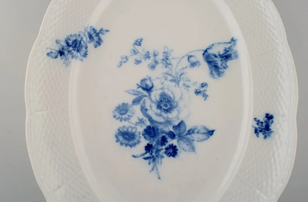 „Handbemalte ovale Meissen Schale aus Porzellan in großer Ausführung mit blauen Blumen und...“