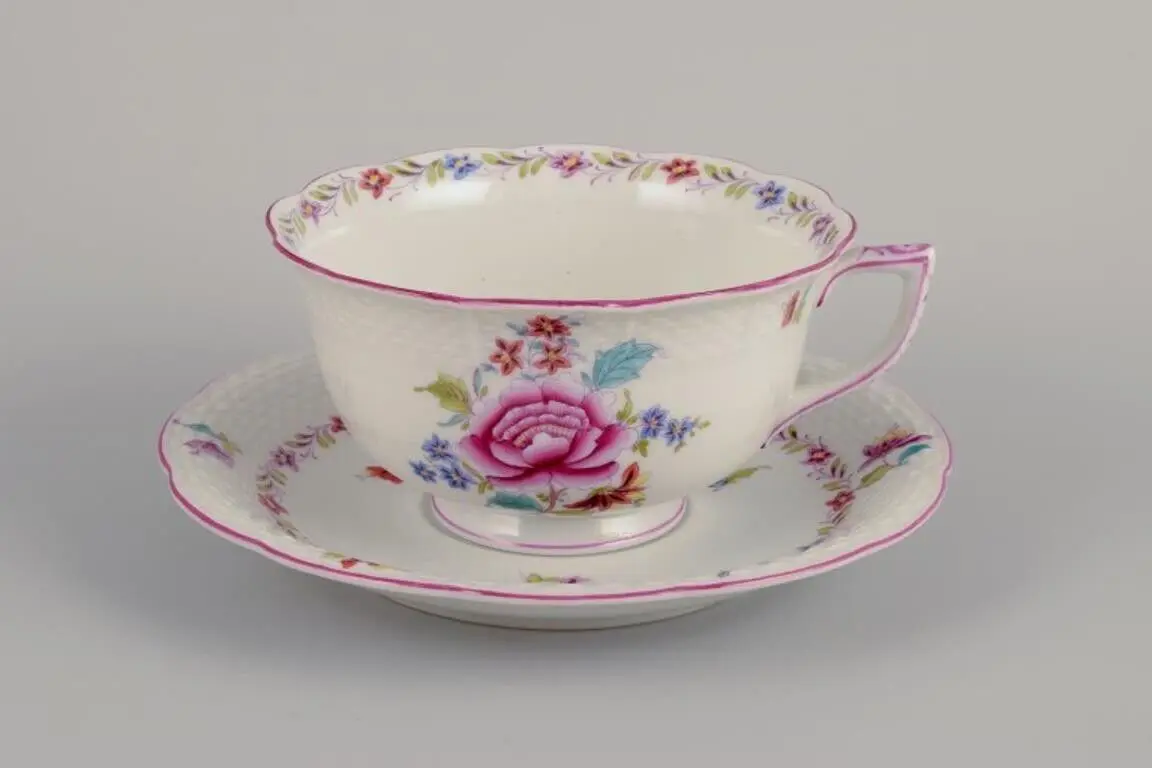 Herend, drei große Porzellan-Teetassen mit bunten Blumenmotiven