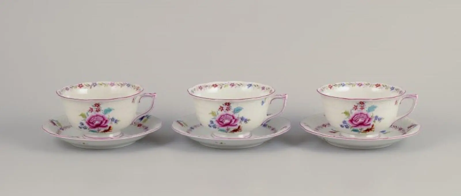 Herend, drei große Porzellan-Teetassen mit bunten Blumenmotiven