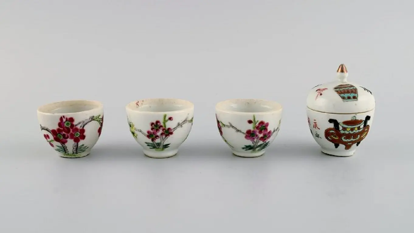 Historische chinesische Porzellan-Deckeldose mit drei handbemalten Tassen