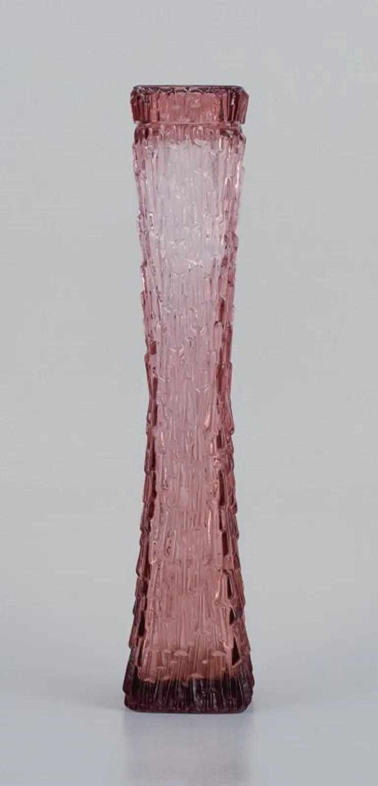 Hohe, schlanke Kunstglasvase aus lila Glas, Mitteleuropa