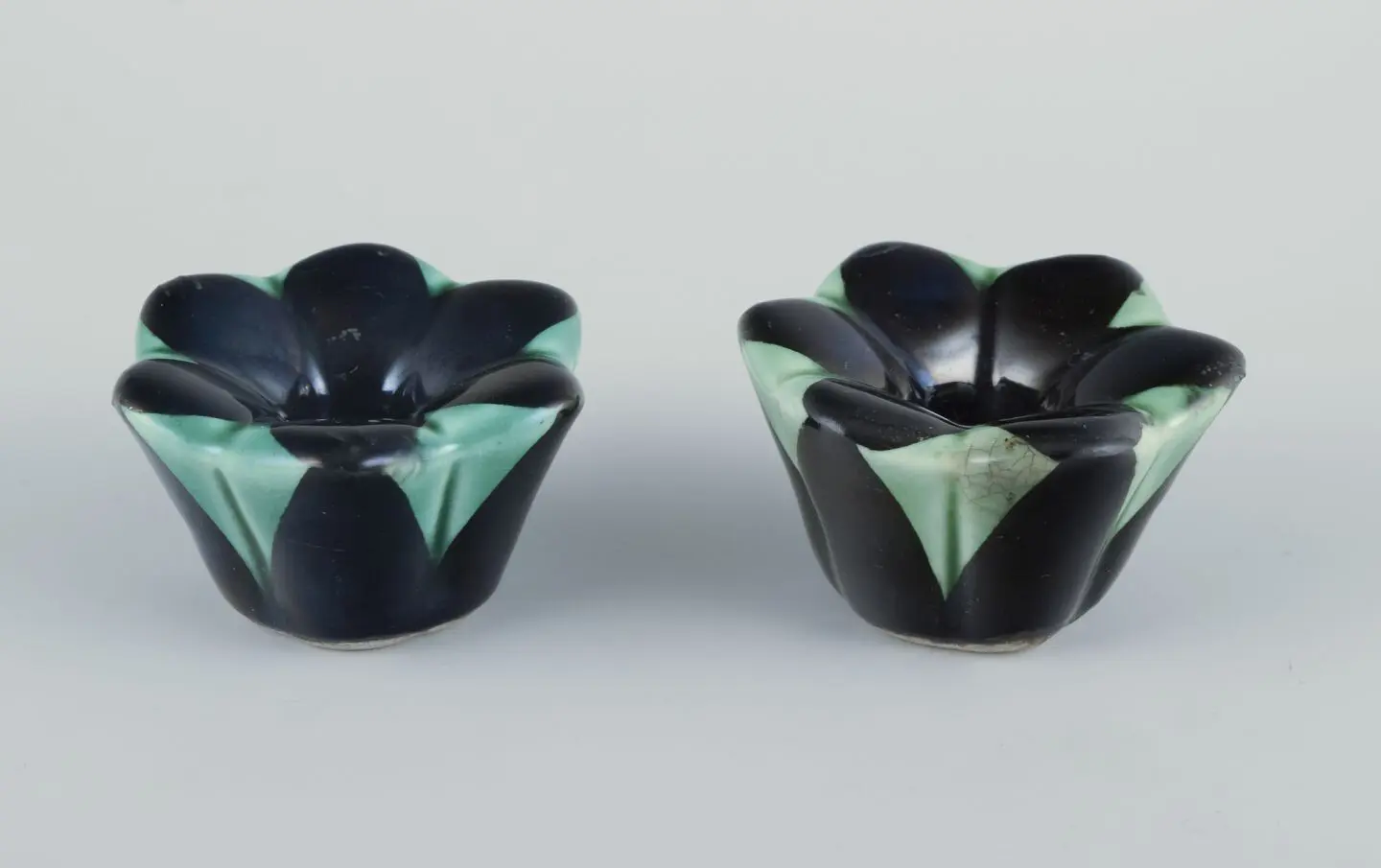 Ilse Claesson für Rörstrand. Set aus zwei kleinen, glasierten Kerzenhaltern