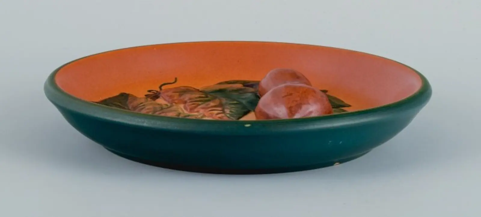 Ipsen's, Dänemark. Schüssel mit Blättern und Kürbissen aus den 1920er/30er Jahren