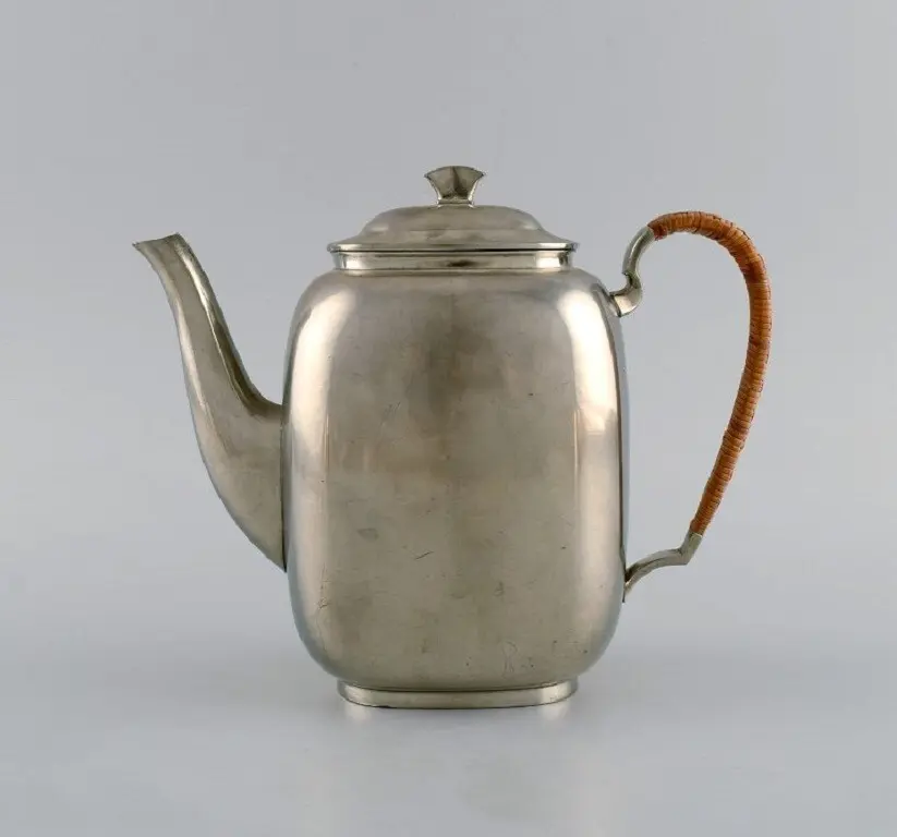 Just Andersen (1884-1943), Dänemark. Art Deco Kaffeekanne aus Metall mit