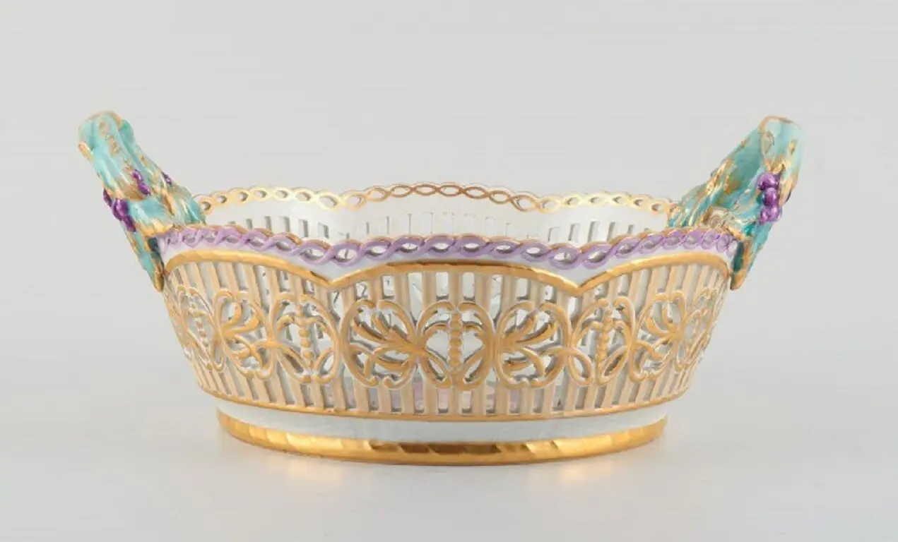 KPM Deutschland. Große, beeindruckende und durchbrochene Schale, handbemalt mit