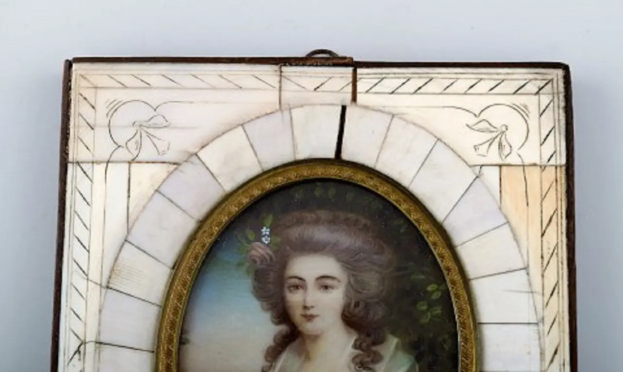 Miniatur einer Frau im Profil, Pastell auf Papier, Anfang 1900, unsigniert