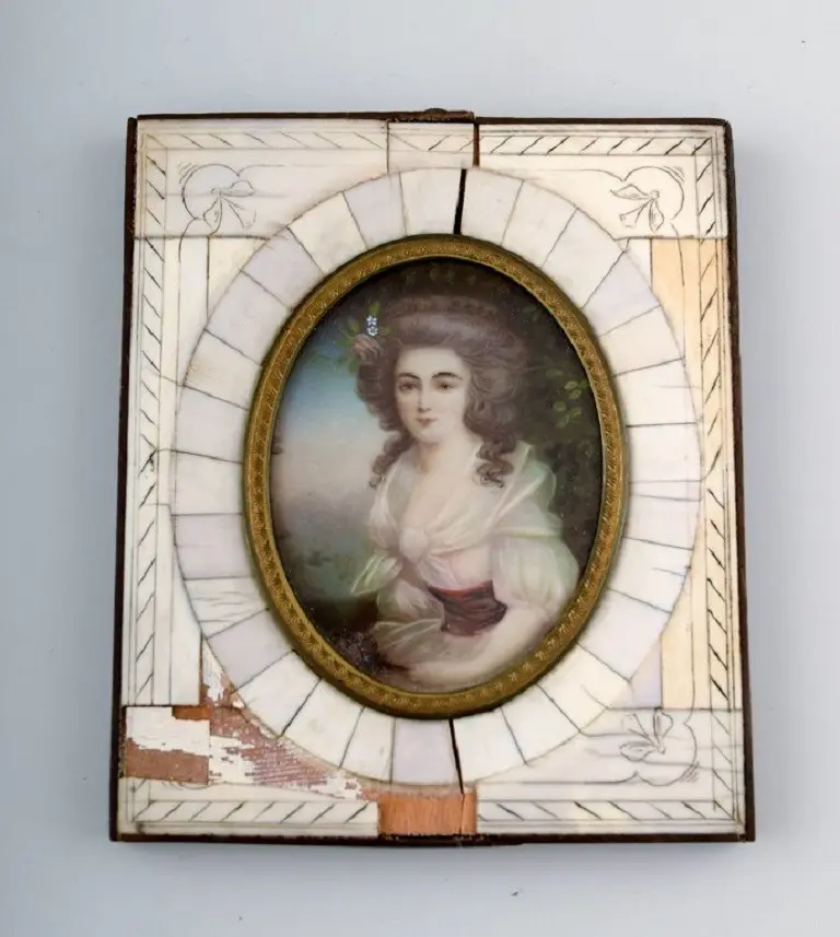 Miniatur einer Frau im Profil, Pastell auf Papier, Anfang 1900, unsigniert