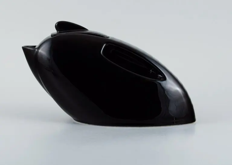 Porzellan Teekanne in Schwarz vom Designer aus dem späten 19. Jahrhundert