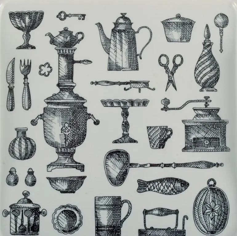 Porzellantablett mit antiken Küchenutensilien, verziert in arabischem und finnischem Stil