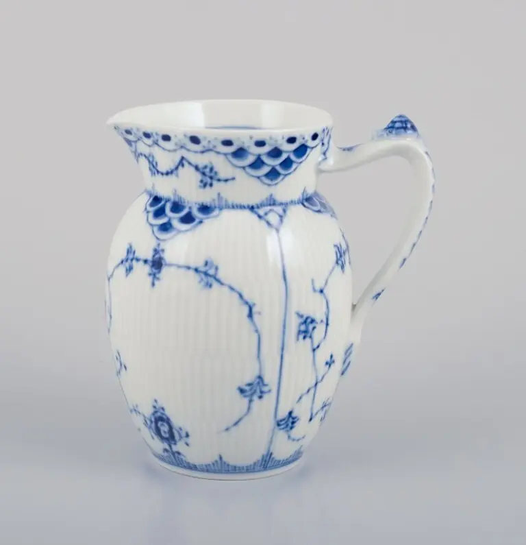 Royal Copenhagen Halbspitze in Blau mit geriffeltem Design. Milchkännchen mit Schneckenförmigem Griff
