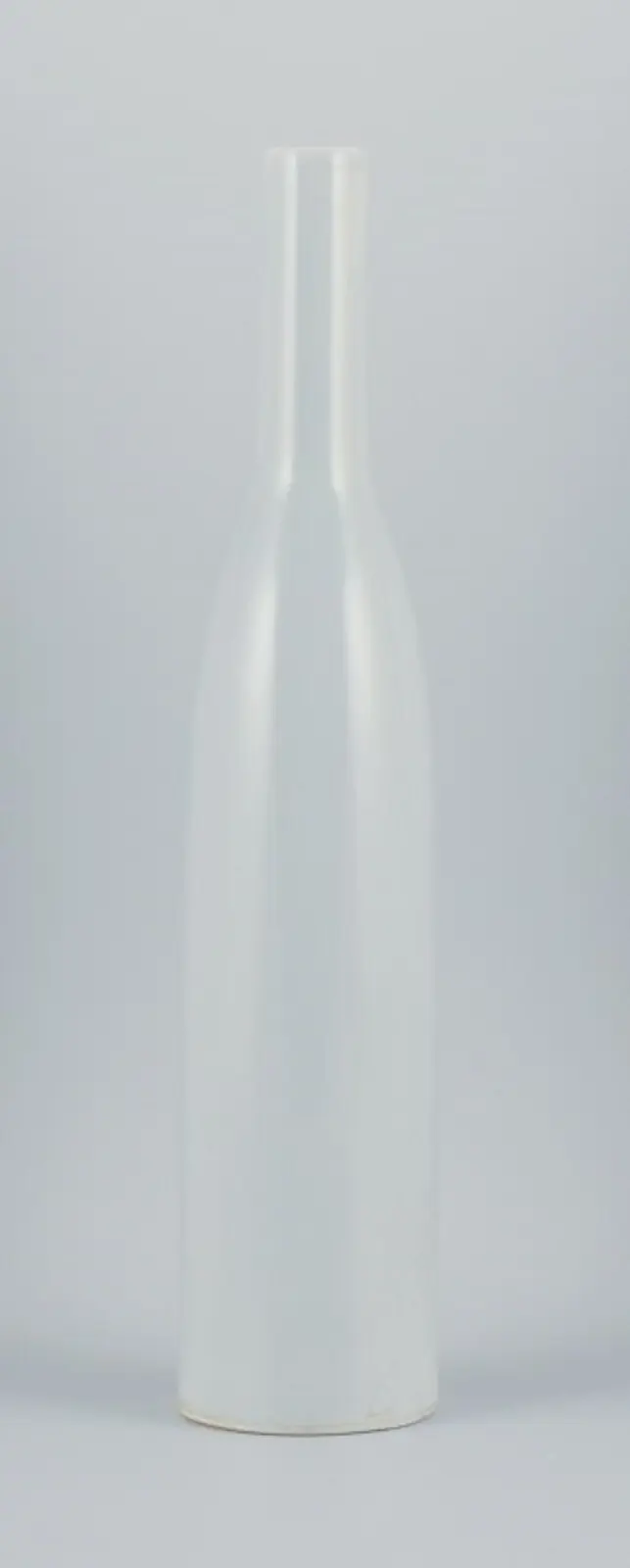 Ruelland Stil, hohe flaschenförmige Keramikvase mit hellgrauer Glasur