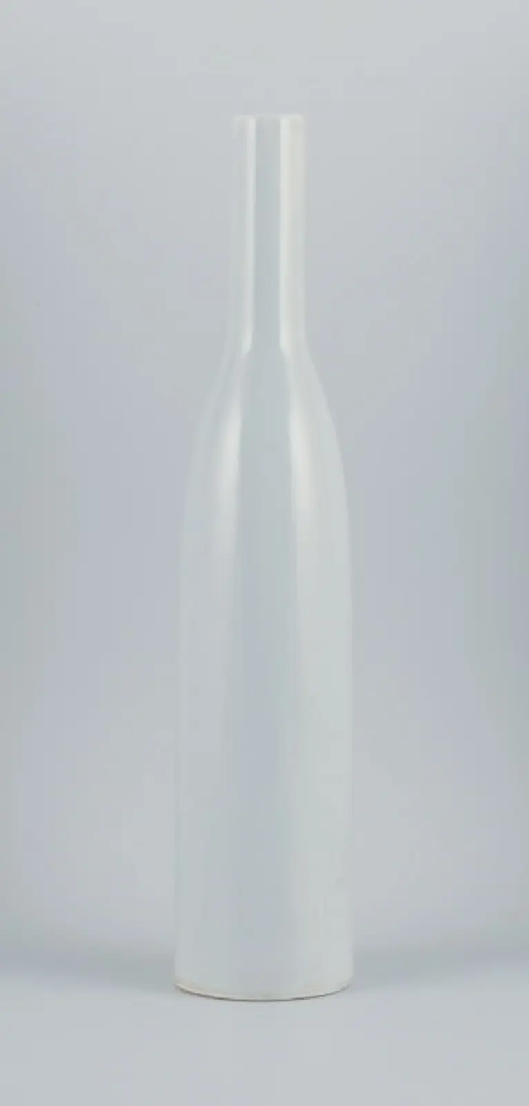 Ruelland Stil, hohe flaschenförmige Keramikvase mit hellgrauer Glasur