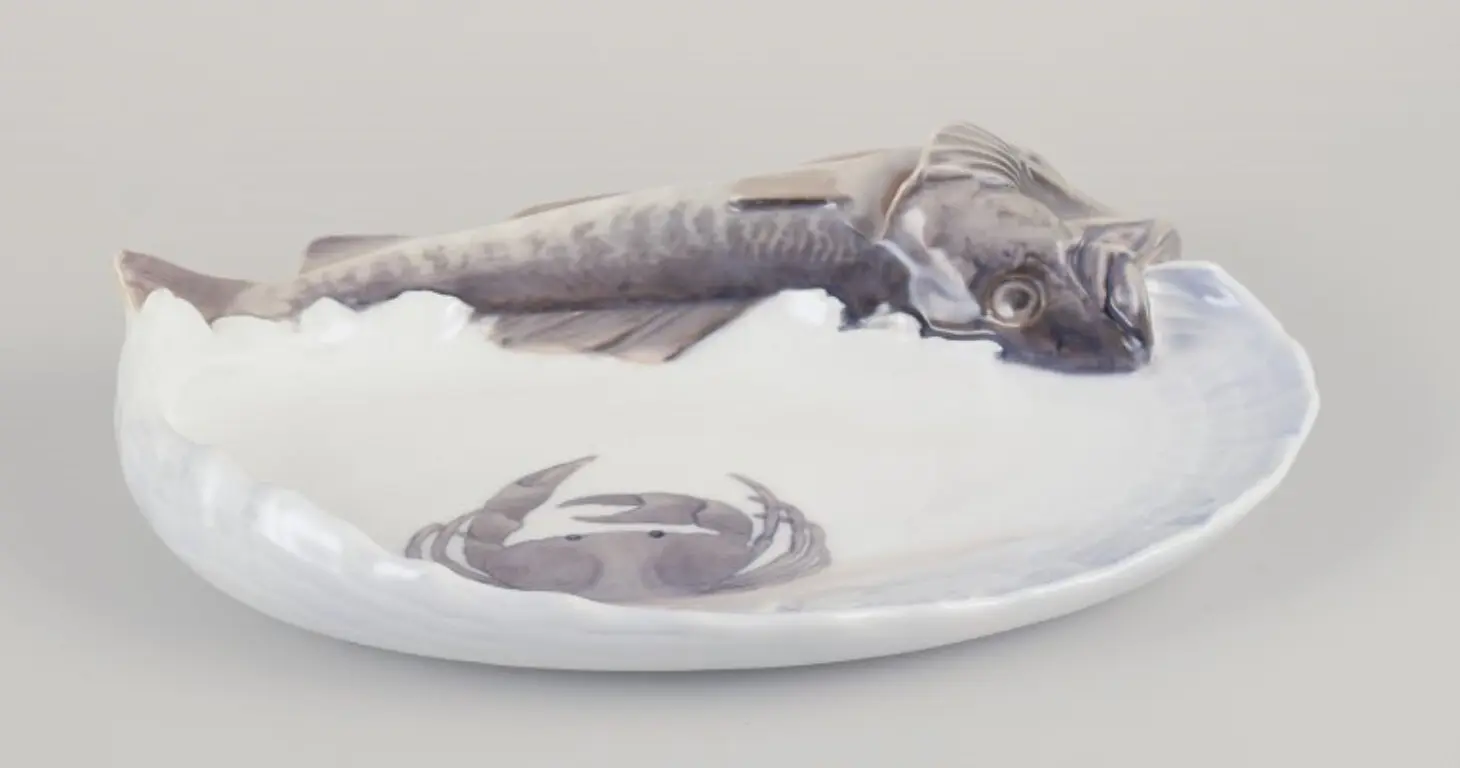 Seltene Porzellanschale im Jugendstil von Royal Copenhagen mit Reliefdarstellung eines Kabeljaus
