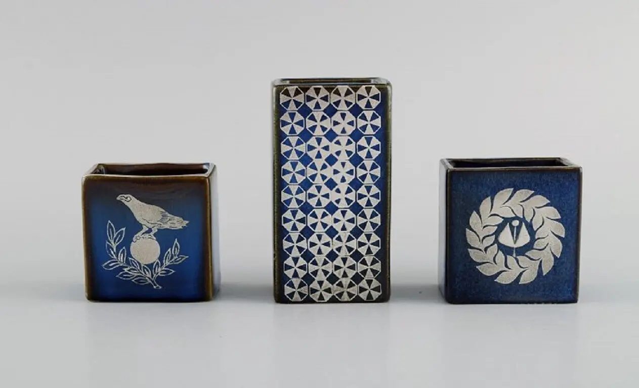 Sven Jonson (1919-1989) Gustavsberg. Fünf kleine Lagun-Vasen aus glasiertem