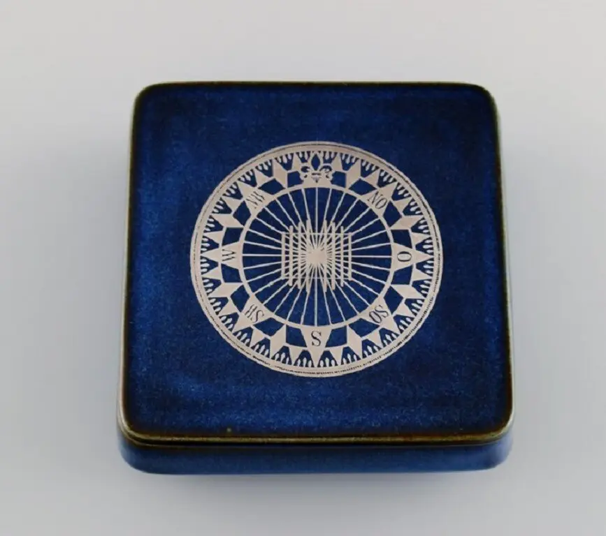 Sven Jonson (1919-1989) Gustavsberg. Lagun Deckeldose aus glasiertem Steinzeug" könnte umformuliert werden als: "Glasteller von Sven Jonson (1919-1989) aus der Lagun-Serie,...