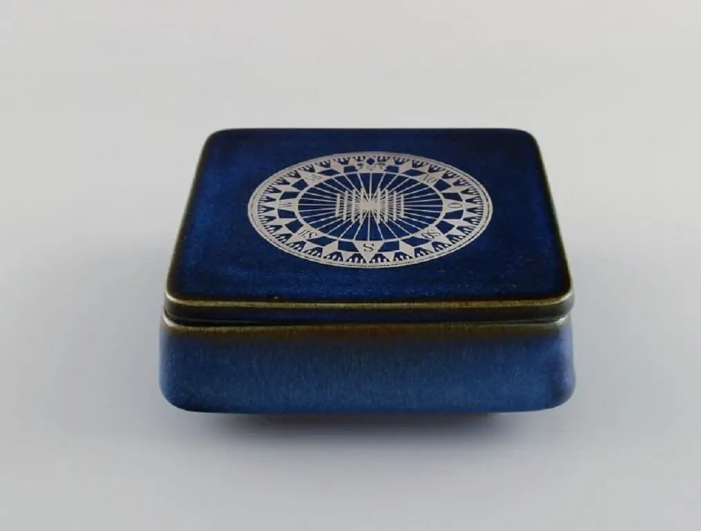 Sven Jonson (1919-1989) Gustavsberg. Lagun Deckeldose aus glasiertem Steinzeug" könnte umformuliert werden als: "Glasteller von Sven Jonson (1919-1989) aus der Lagun-Serie,...