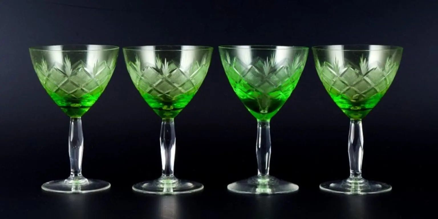Wien Antik" von Lyngby Glas, Dänemark: Set mit vier grünen Weißweingläsern