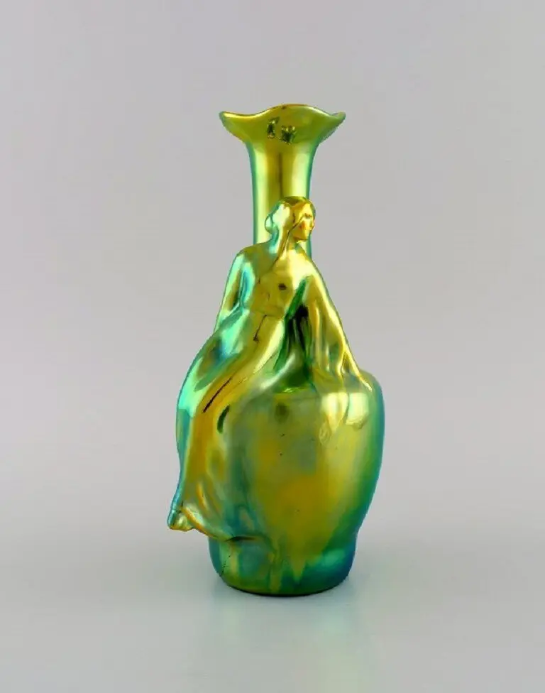 Zsolnay Jugendstil Vase aus glasiertem Keramik mit einer sitzenden Frau
